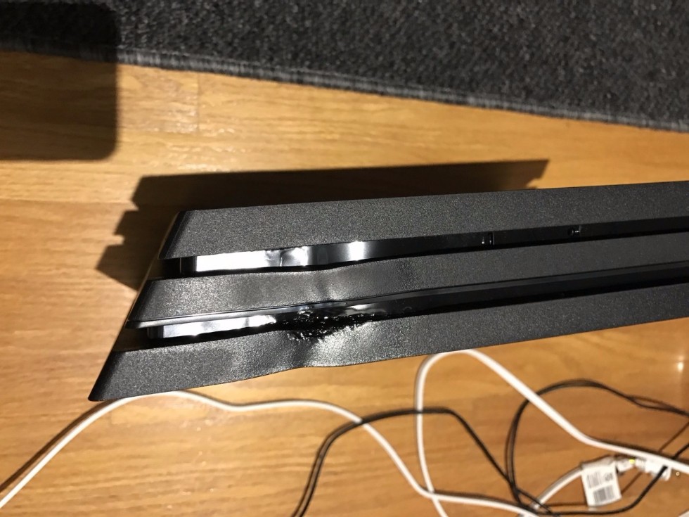 54940_12_ps4-pro-reportedly-melting-case_full.jpg