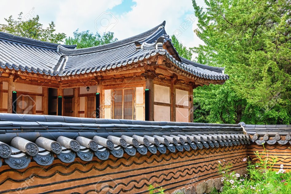 36849001-Traditional-korean-architecture-old-building-or-house-in-South-Korea-Stock-Photo.jpg