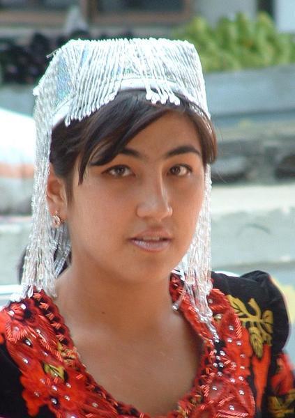 3136-Recently-married-Uzbek-girl-with-traditional-hat-0.jpg