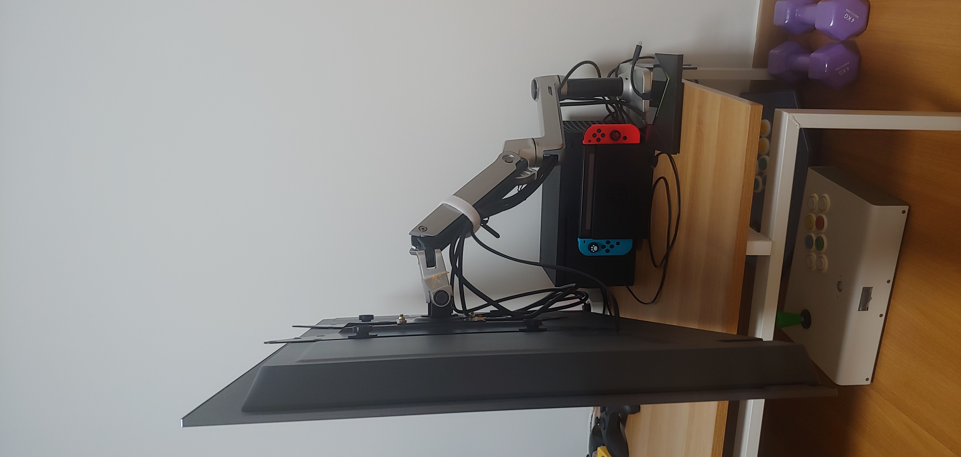 42C2모델 혹은 기타 40인치대 모니터 쓰시는 분들 모니터암 어떻게 하셨나요