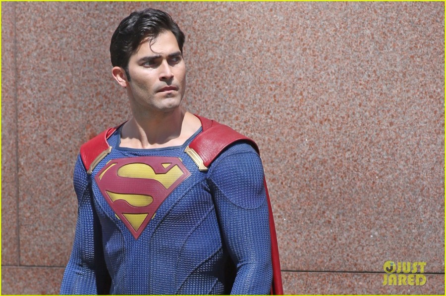 tyler-hoechlin-saves-day-on-supergirl-as-superman-filming-01.jpg