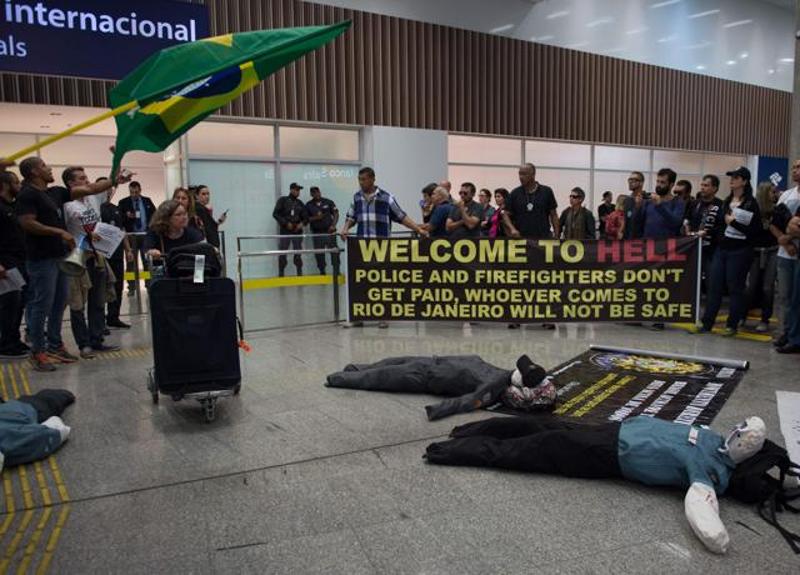 brazil-budget-police-airport-protest_ebf3c0da-426e-11e6-8e05-c384b245cd95.jpg