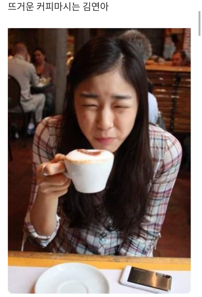 이것저것 마시는 김연아.gif_1.png