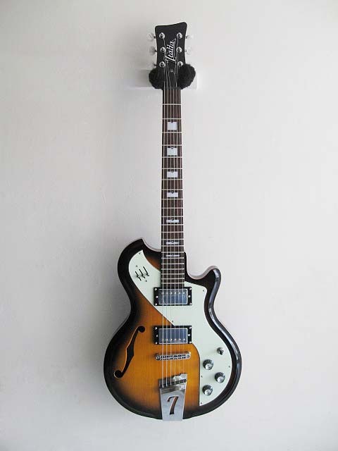 나 동아리에 실제로 아즈사가 쓰는 빨간색 머스탱기타 쓰는 선배 있었는데_4.jpg