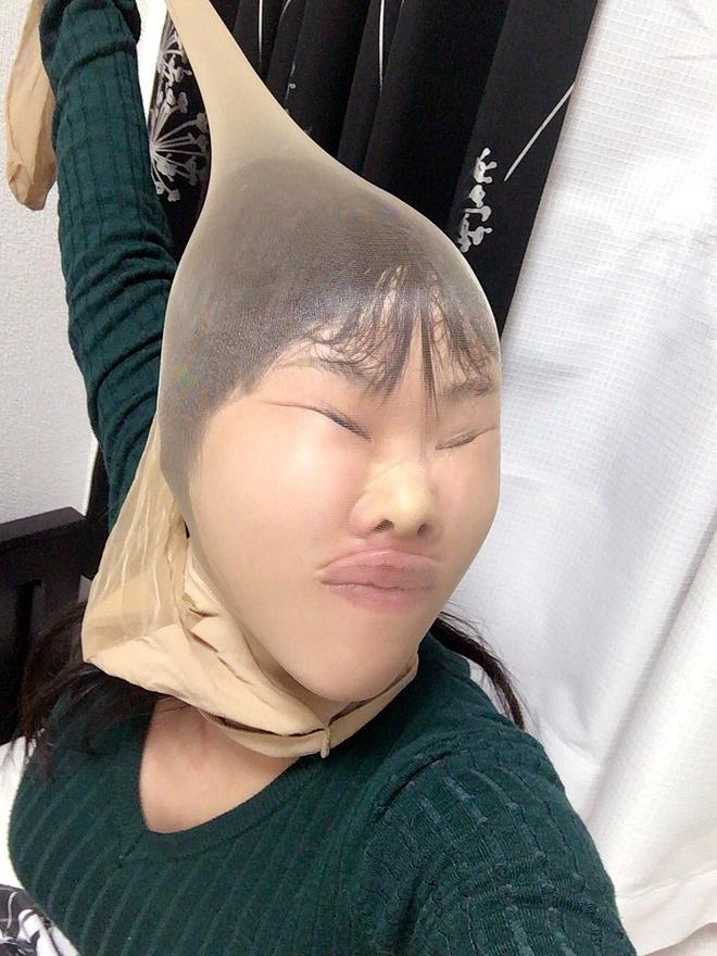 스타킹 뒤집어 쓰고 셀카찍는 여성_2.jpg