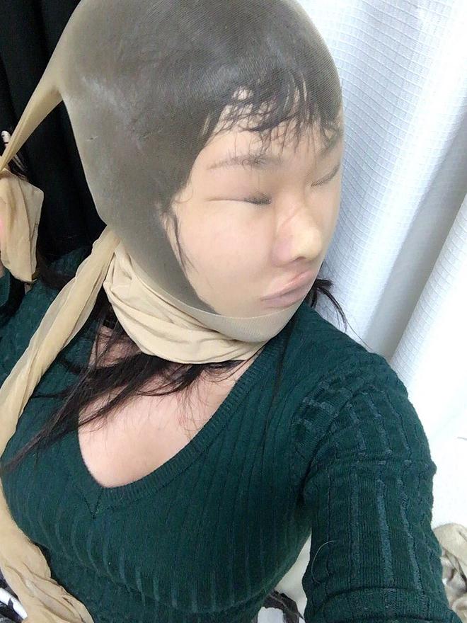 스타킹 뒤집어 쓰고 셀카찍는 여성_1.jpg