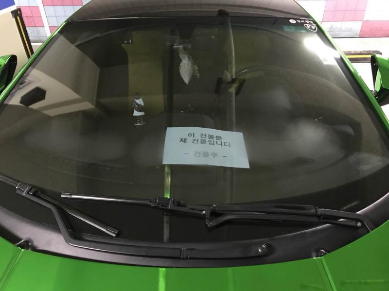 와 이 스포츠카 주차한거보소 미친거 아니냐 ㅋㅋㅋ.jpg_2.jpg