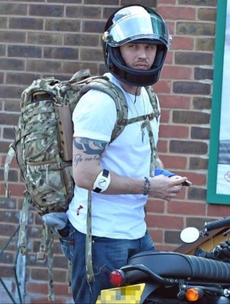 위안부 할머니 캠페인 팔찌를 착용한 톰 하디_1.jpg