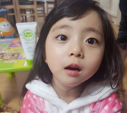 3년 전 화제였던 얼짱 아기 근황.jpg_2.jpeg