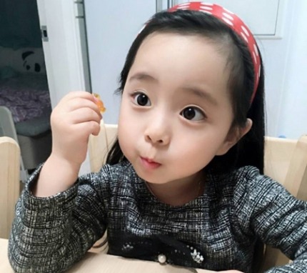 3년 전 화제였던 얼짱 아기 근황.jpg_3.jpeg