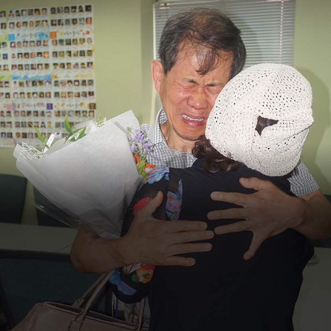 '과자' 덕분에 52년 만에 다시 만난 친남매 . jpg_1.jpg