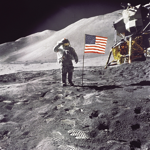 1971년 달에 착륙한 아폴로 15호의 우주인..jpg