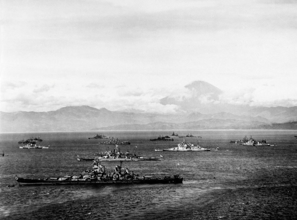 Allied_battleships_in_Sagami_Bay_28_Aug_1945.jpg