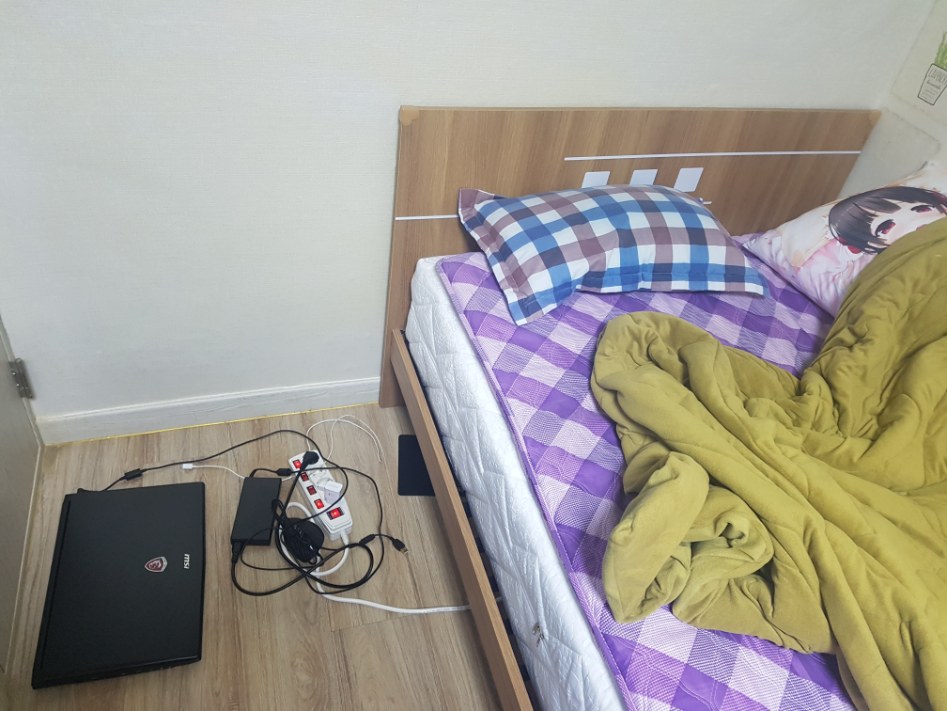 침대 옆에 두는 테이블 뭐라고 검색해야 하냐?_1.jpg