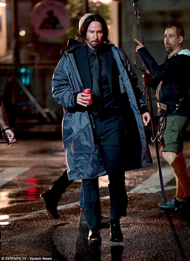 4C84F21B00000578-5757625-Having_a_refreshment_Keanu_tried_to_dry_off_in_a_large_jacket_wi-a-5_1527005892546.jpg
