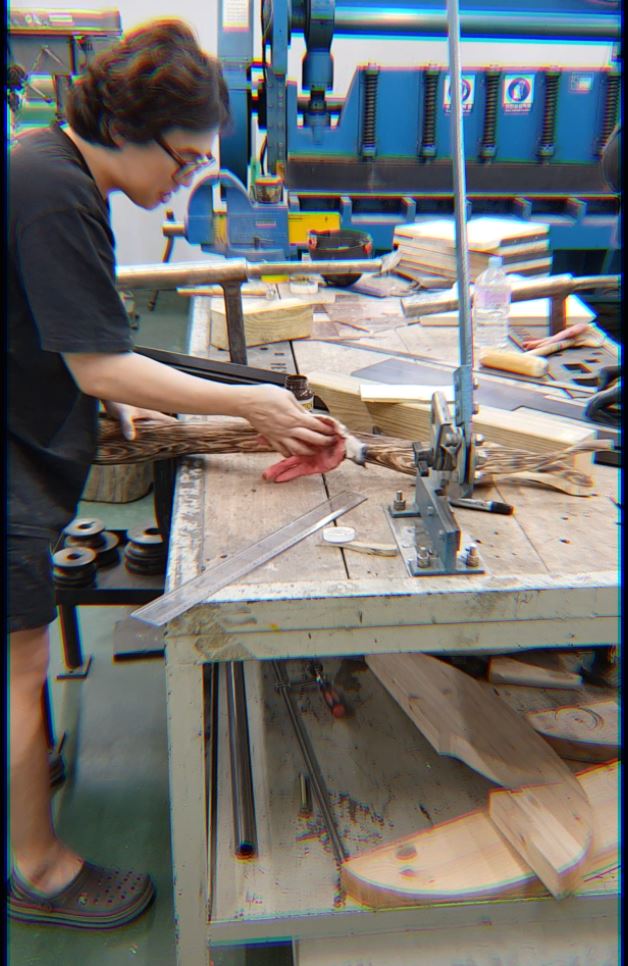 인피니티워, 토르의 '스톰브레이커' 실제로 만들어봤습니다._12.jpg