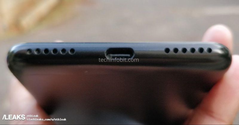 moto-one-the-first-ever-motorola-phone-with-display-notch-real-photos-of-moto-one-leaked-techinfobit-5-1024x536.jpg