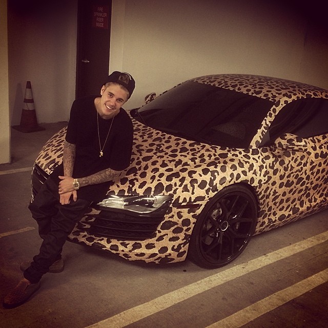 justin-bieber-poses-next-to-his-leopard-wrap-audi-r8-thinking-of-yovanna-85218_1.jpg