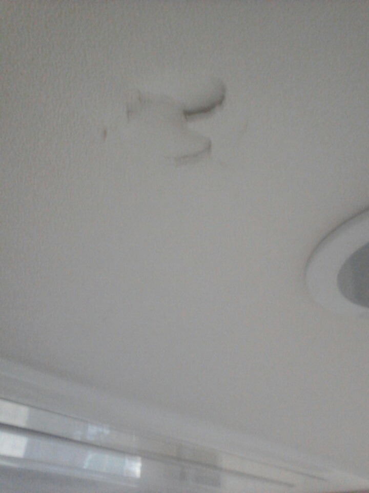 혹시 방 벽지 구멍 매우는거 전문가님 계신가요?? (이미지첨부해봅니다)_2.jpg