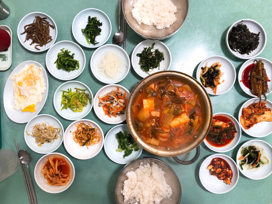 진주 천전시장에서 단돈 7천원으로 상다리 부러질듯한 김치찌게를 먹을수 있어요