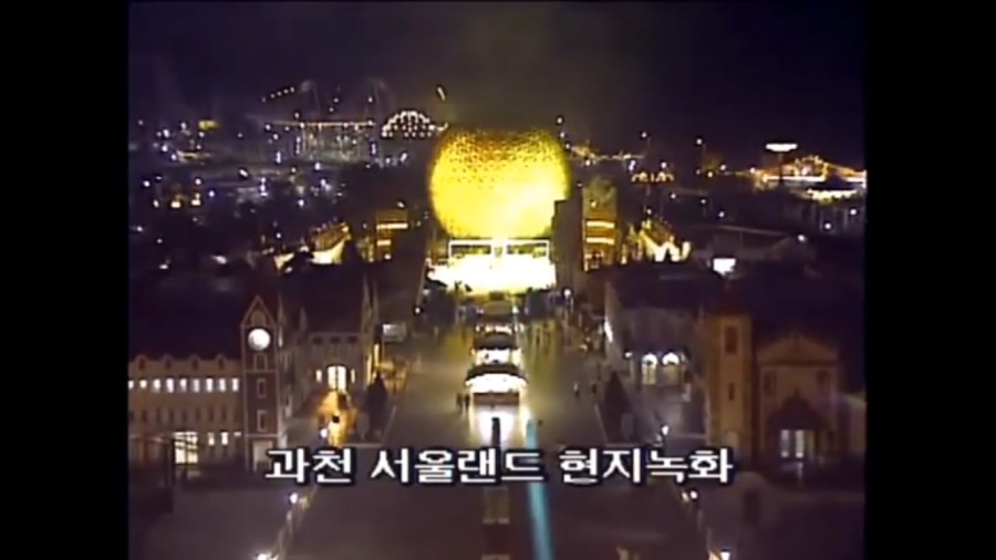서울랜드에서 배트맨 옷입고 아이스크림들고 노래부르는 김흥국_1.png