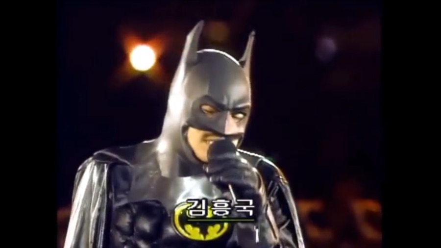 서울랜드에서 배트맨 옷입고 아이스크림들고 노래부르는 김흥국_3.png