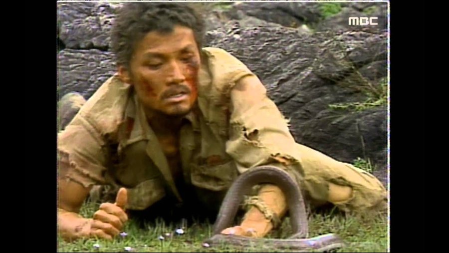 한국 드라마에서 배우가 실제로 뱀을 생으로 뜯어먹었던 장면.jpg_1.jpg