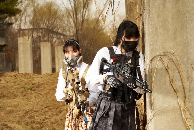 [약스압] 지옥에서 온 폐허속의 군필 여고생들_4.jpg