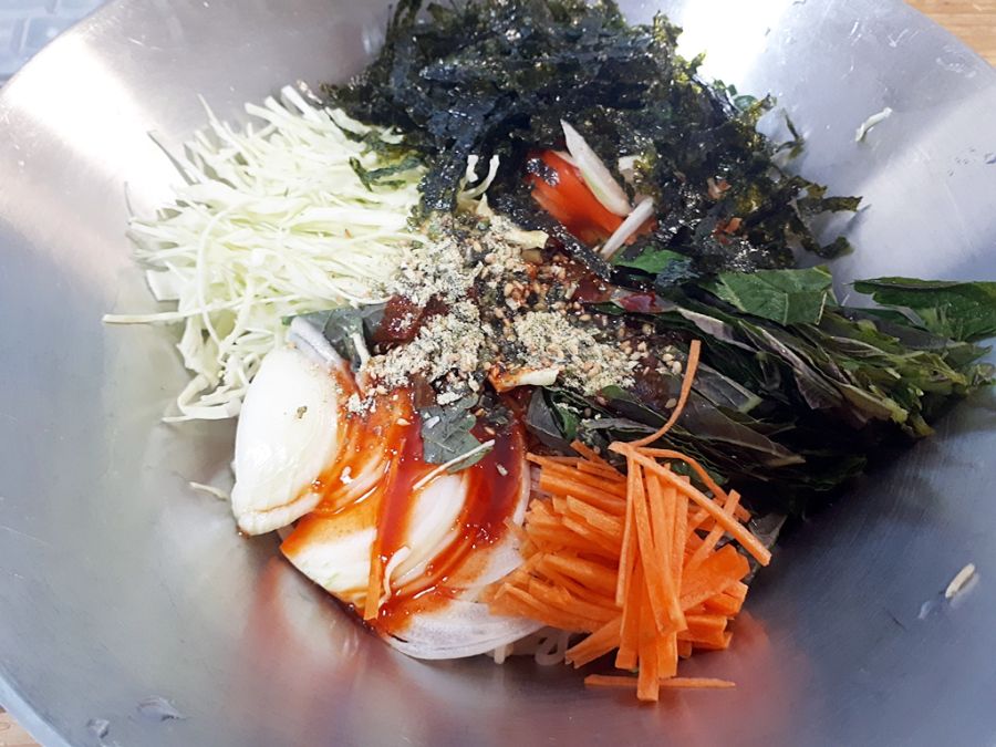 야채를 듬뿍 넣은 오뚜기 메밀비빔면