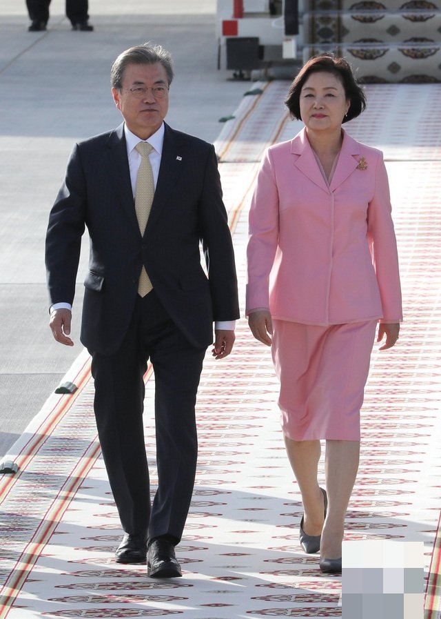 문재인대통령,투르크메니스탄 도착_6.jpeg