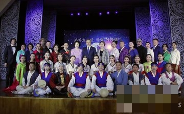 문재인대통령 내외,알마티 국립아카데미'고려극장'방문_3.jpeg