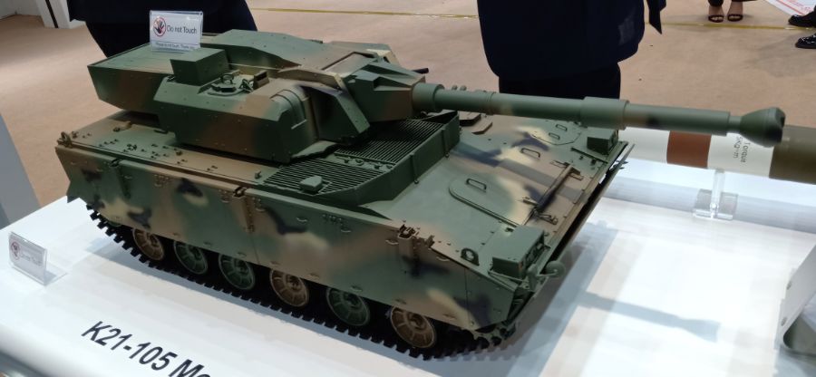 Hanhwa_K21-105_Medium_Tank_-_Front_at_ADAS_2018.jpg