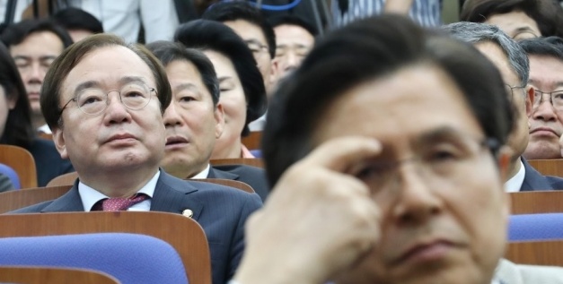 고민하는 표정의 황교안과 발언 경청하는 강효상_1.jpg