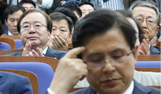 고민하는 표정의 황교안과 발언 경청하는 강효상_2.jpg