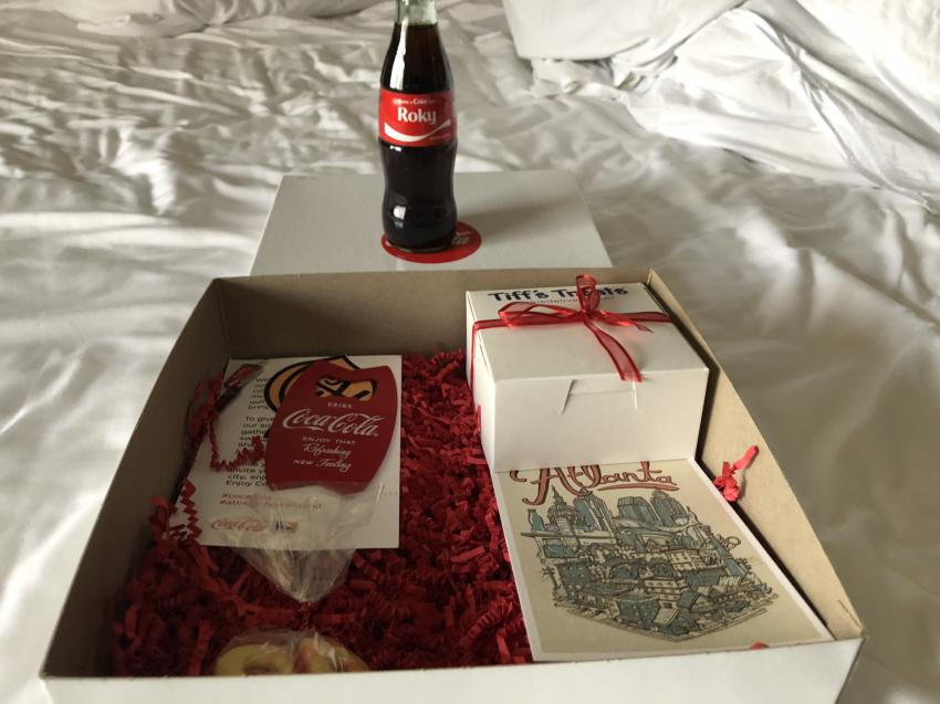 리그 공식 스폰서 코카콜라의 선물을 받은 선수들_2.jpg