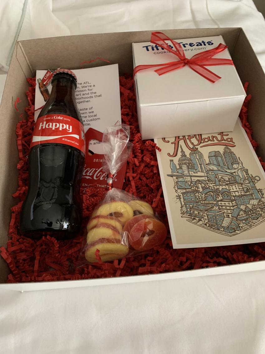 리그 공식 스폰서 코카콜라의 선물을 받은 선수들_3.jpg