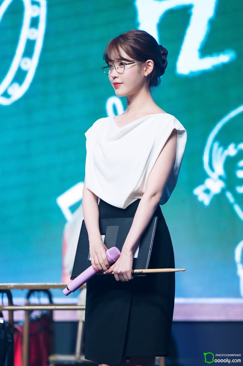 iu 사진 보고가라_5.jpeg