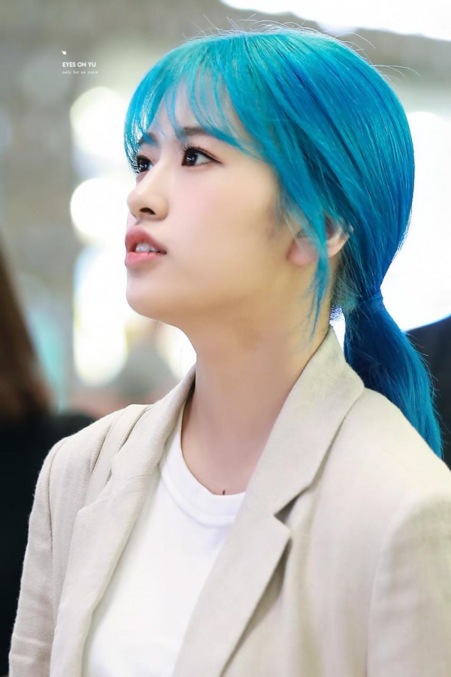 파란 머리로 염색하고 청량미 물오른 인간 포카리 아이즈원 안유진