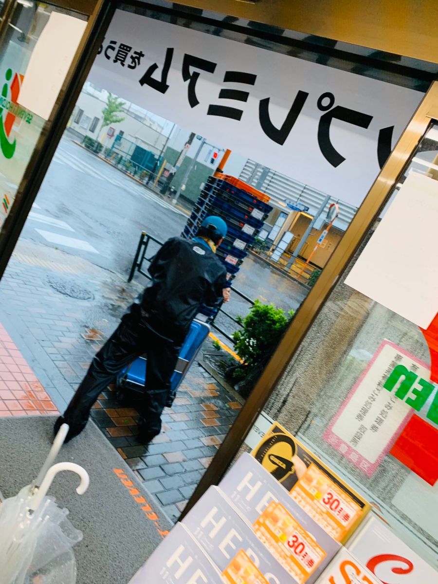 태풍으로 매대가 텅빈 편의점의 구세주.jpg_5.jpeg