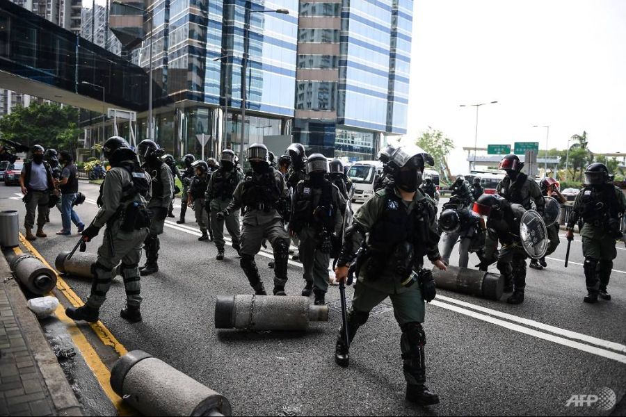 hong-kong-police-clear-barricade-oct-13.jpg
