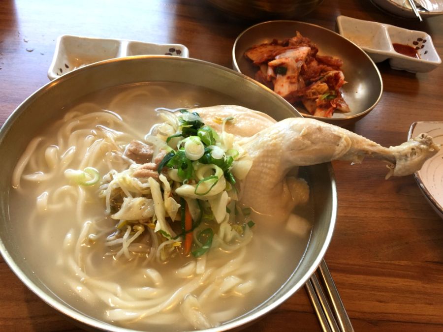 닭칼국수에... 닭 통채 넣어주는 집도잇구나 | 유머 게시판 | 루리웹 닭칼국수에... 닭 통채 넣어주는 집도잇구나 | 유머 게시판