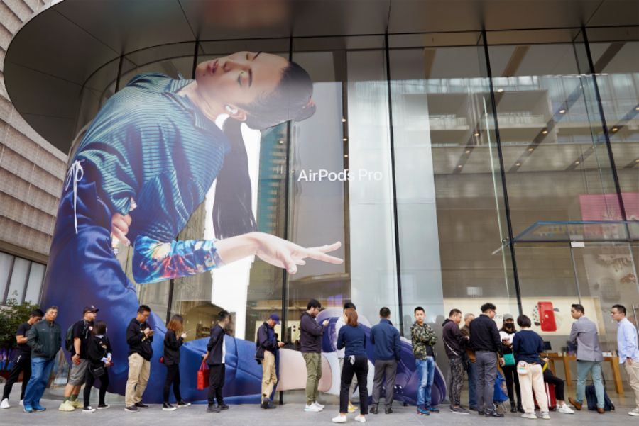 Apple-AirPod-Pro-launch-Shanghai-outside-line-10302019.jpg