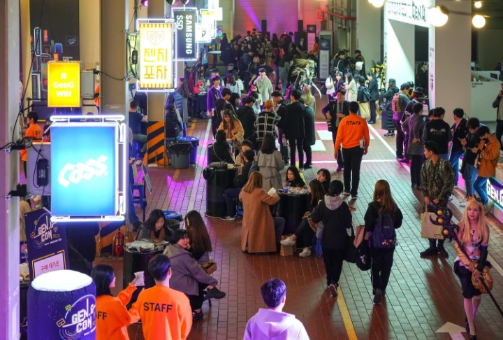 [사진자료] 참가자들이 성수동 에스팩토리에서 개최된 젠지콘(Gen.G Con)을 즐기고 있다..jpg