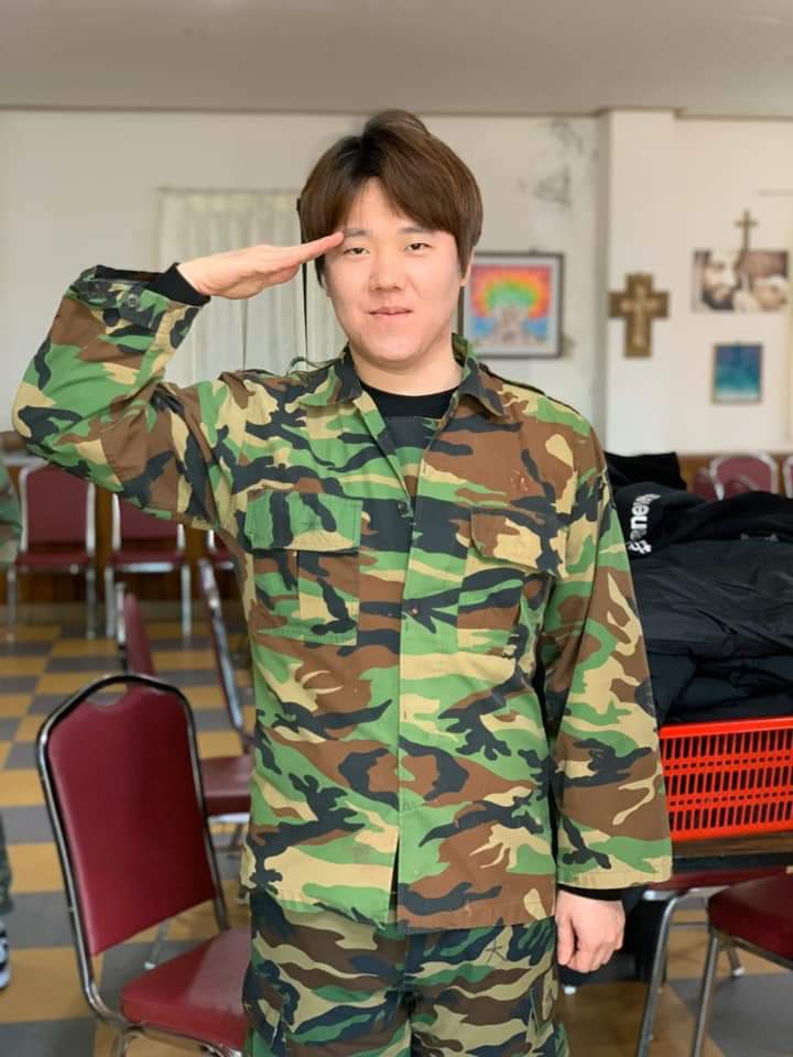 군필이라 그런지 경례 각도 레전드긴 해_1.jpg