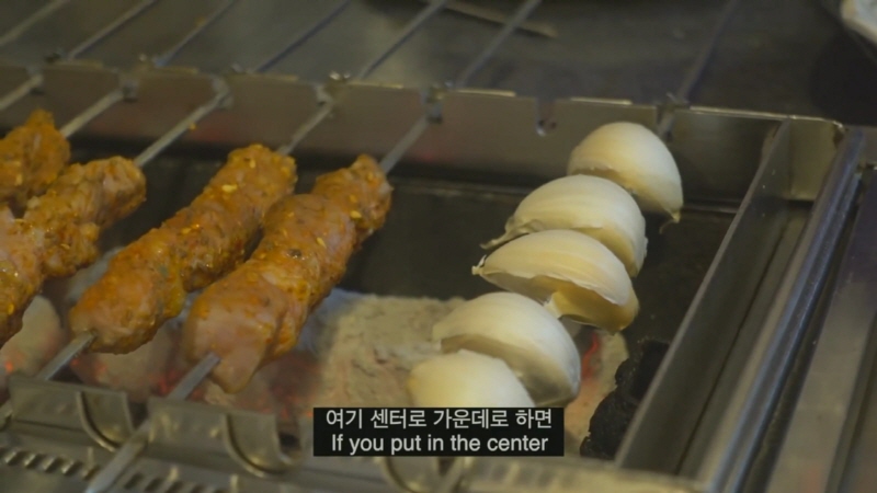 [크기변환][KOR_ENG] 대한미국놈 울프의 몰래 아껴뒀던 단골 양꼬치집! (BEST LAMB SKEWERS) - YouTube (1080p).mp4_20191216_111840.819.jpg