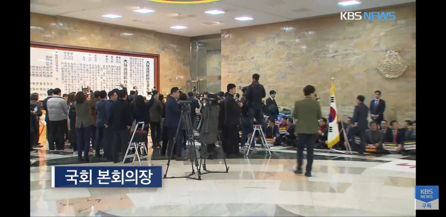 (속보) 4+1 여야 의원들 옆문으로 들어가_1.jpg