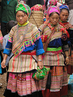 240px-Hmong_women_at_Coc_Ly_market,_Sapa,_Vietnam.jpg