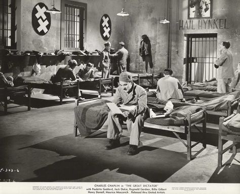 위대한 독재자에서 묘사된 유대인 강제 수용소_1.jpg