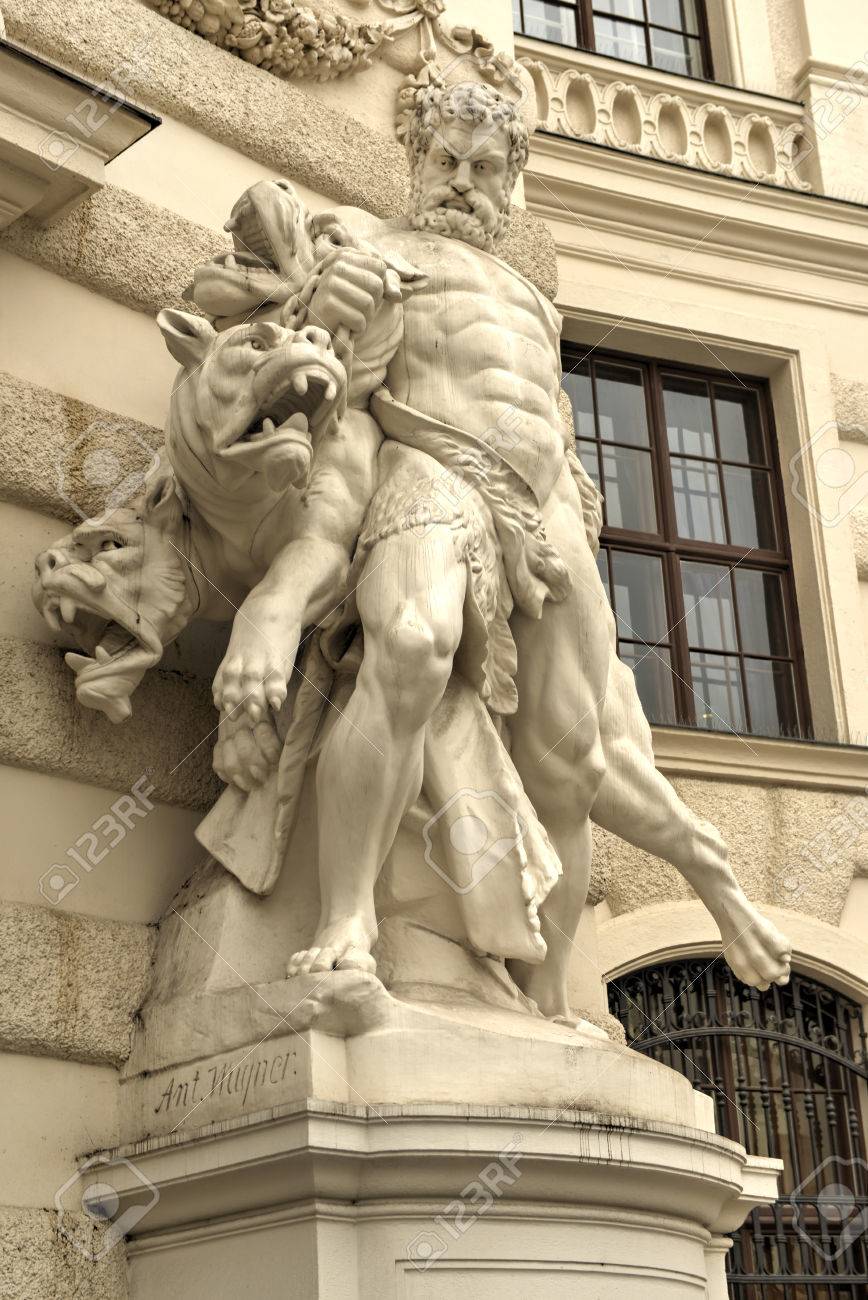 34966375-비엔나-오스트리아에서-hofburg-궁전-외부-헤라클레스의-동상-헤라클레스의-전설적인-lablers를-성취하는-방법을-보여주는-.jpg