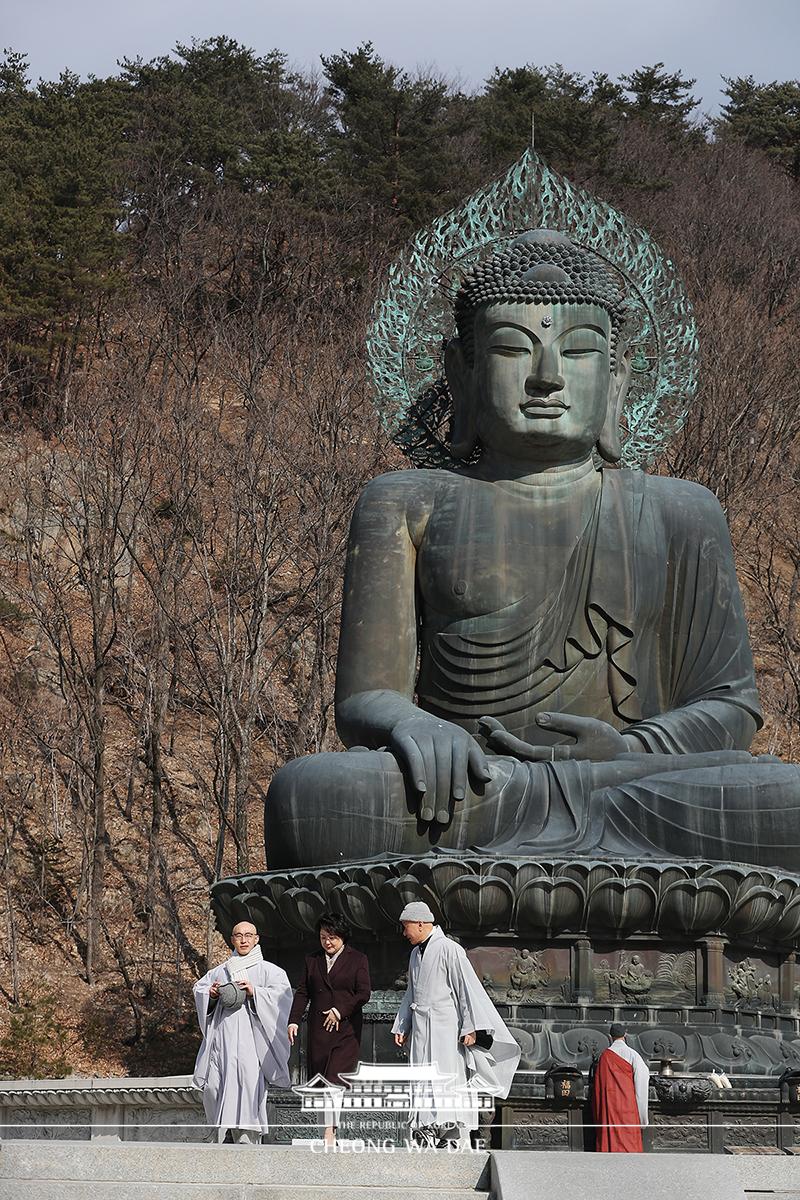 2018년 2월 사진) 속초의 신흥사와 양양의 낙산사에 방문하신 쑤기... 속초의 신흥사와 양양의 낙산사에 방문하신 쑤기 여사님 | 정치유머... 